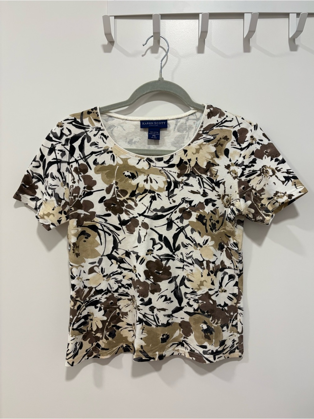Karen Scott Short Sleeve Floral Tee in White & Brown Size Petite Small